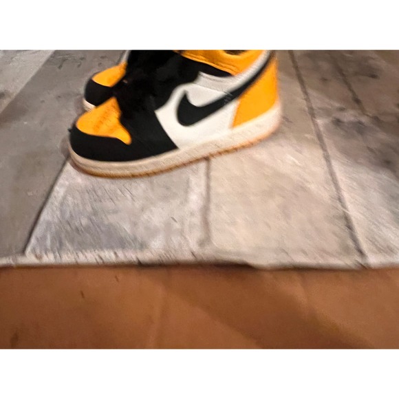 Nike Air Jordan 1 Retro High Top Sneakers Taxi Yellow Leather Kids Sz 8C - Picture 3 of 8